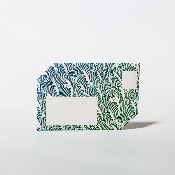 Briefpapier 2-in-1 mit Wellen-Motiv von Farbspur in gefaltetem Zustand, Vorderseite mit Adressfeld und Aussparung für die Briefmarke.