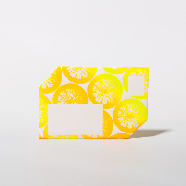 Briefpapier 2-in-1 mit Zitronen-Motiv von Farbspur in gefaltetem Zustand, Vorderseite mit Adressfeld und Aussparung für die Briefmarke.