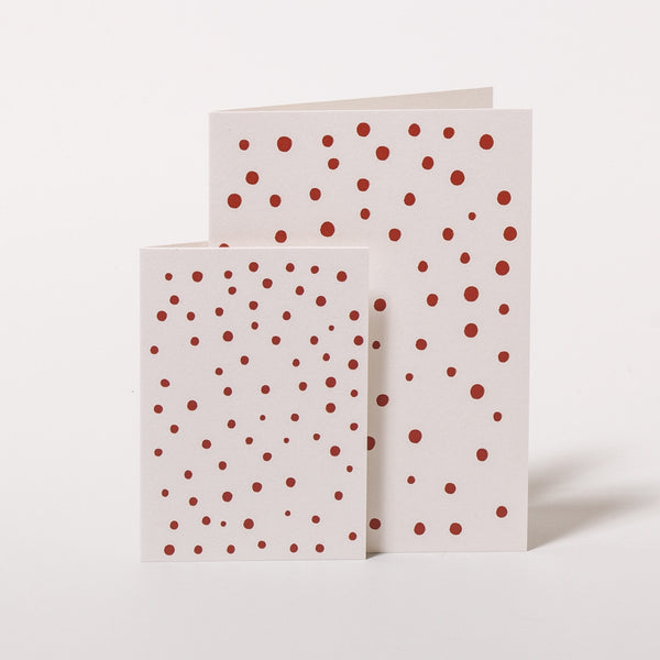 Grußkarte mit roten Punkten von Karte Design Fabrik in den beiden erhältlichen Größen.