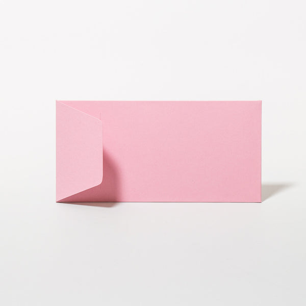Briefumschlag im Querformat, handgefertigt in der Farbe Rosa von Le Typographe.