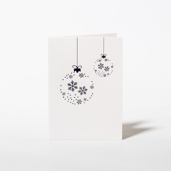 Weihnachtskarte mit Weihnachtskugeln in dunkelblau von Gmund Papiermanufaktur.