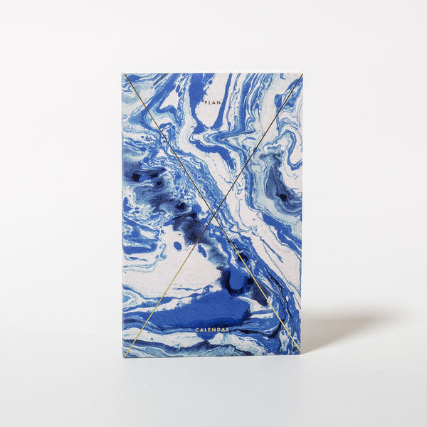 Jahresplaner Marble Indigo von Julia Kostreva.