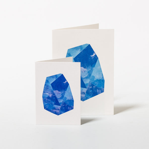 Grußkarte mit rauchigem Kristall in Blau-Türkis von Karte Design Fabrik in den beiden erhältlichen Größen.