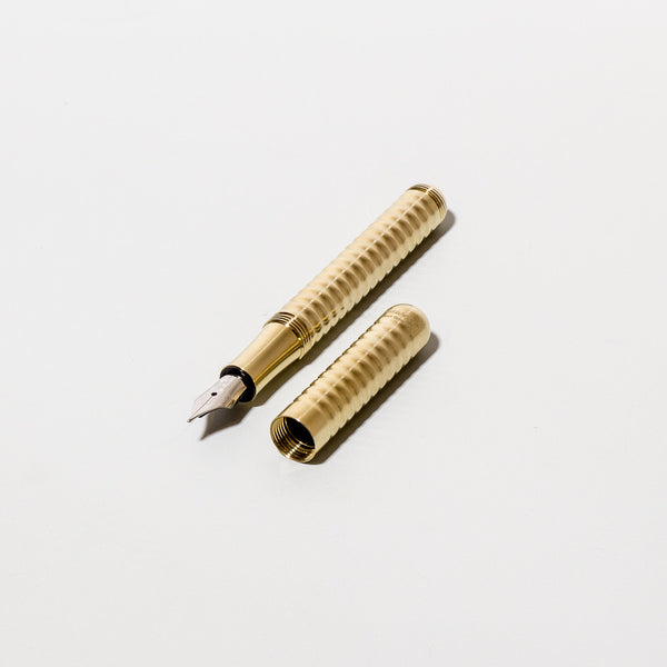 Füller Liliput Messing Wave von Kaweco, geöffnet.