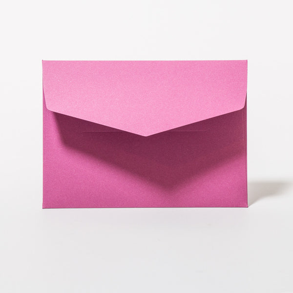 Briefumschlag, handgefertigt in der Farbe Erdbeere von Le Typographe.