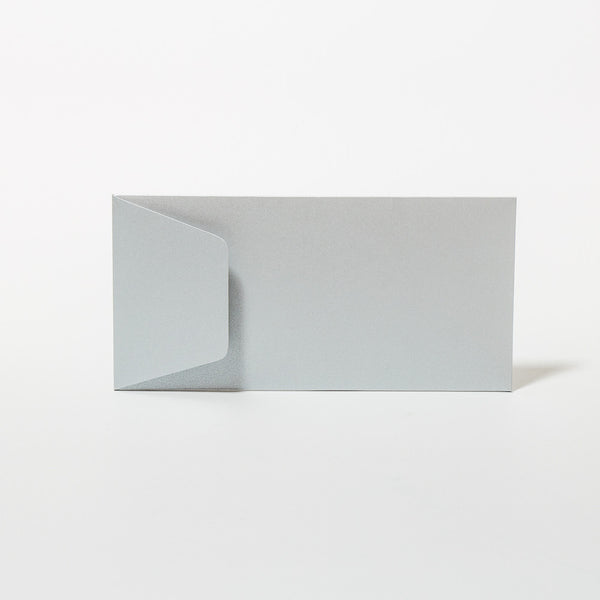 Briefumschlag im Querformat, handgefertigt in der Farbe Silber von Le Typographe.