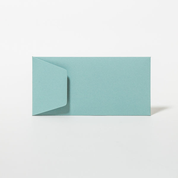Briefumschlag im Querformat, handgefertigt in der Farbe Hellblau von Le Typographe.