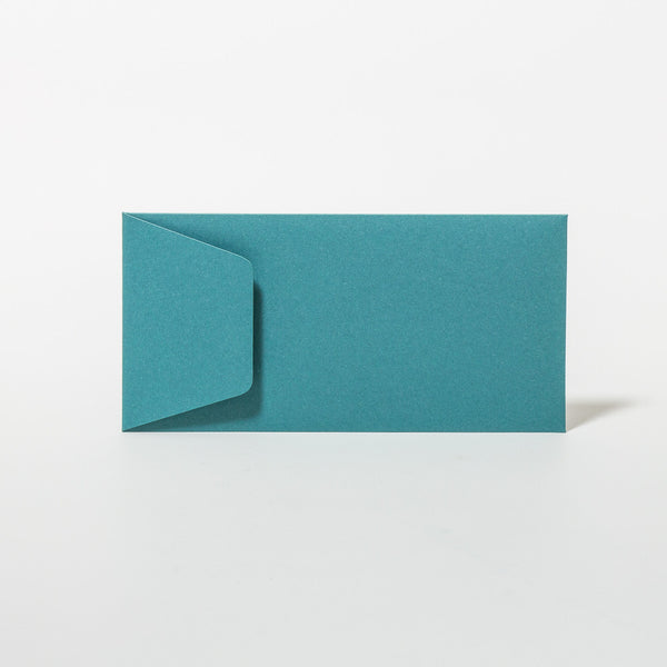 Briefumschlag im Querformat, handgefertigt in der Farbe Petrol von Le Typographe.