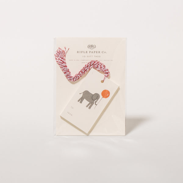 Geschenkanhänger von Rifle Paper Co. mit Elefanten-Motiv und rot-weißer Kordel.