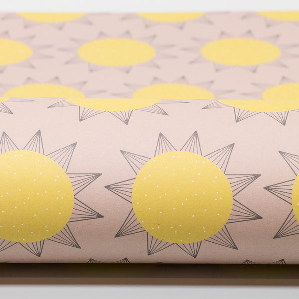 Geschenkpapier mit Sonnen-Motiv in Gelb und Altrosa von ava&yves.