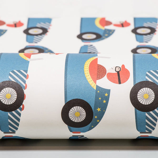 Geschenkpapier mit Rennwagen-Motiv in Rot und Blau von ava&yves.