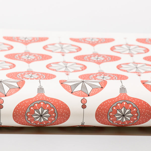 Geschenkpapier, weihnachtlich mit rotem Kugel-Motiv von ava&yves, hier in der Detailansicht.